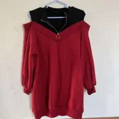 オフショルダー赤黒トレーナー