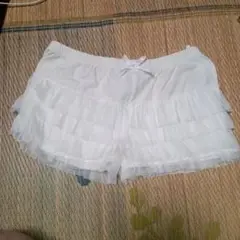 フリル付きホワイトショートパンツ M-L