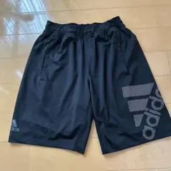 adidas ショートパンツ　サイズS