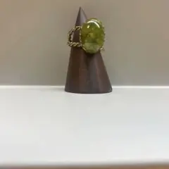 黄緑色オーバル型石のリング