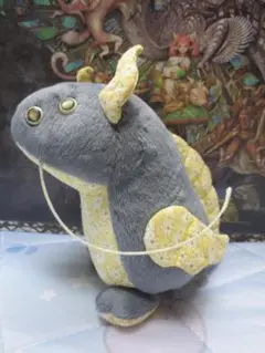 ロシア人作家　ハンドメイドぬいぐるみ四ツ目の珍獣　UMA　18㎝