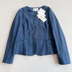 極美品【ハナエモリ】ノーカラージャケット　ジャガード　ロゴボタン　ネイビー　40