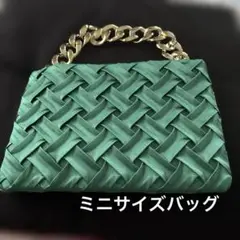緑バッグ　編み込みデザイン　スクエアバッグ目立つグリーン　カラフルデザインバッグ