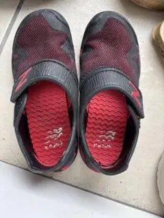 New Balance 赤黒 スリッポン