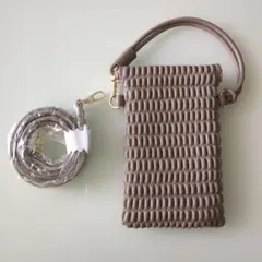グレージュ　編み込み風デザイン　スマホショルダーバッグ