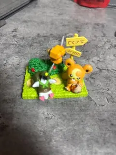 クマと緑のキャラクター フィギュア