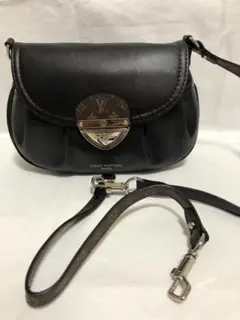 Louis Vuitton ブラックショルダーバッグ