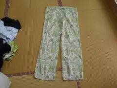 KAVU 緑と白のペイズリー柄イージーパンツ表記L
