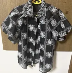 未使用　黒の刺繍模様 半袖シャツ