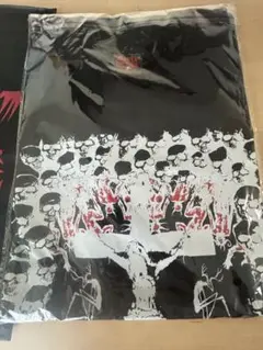骸骨と十字架のグラフィックTシャツ