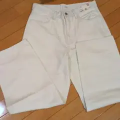 ユニクロ　新品　ワイドストレートデニムジーンズ　32　ゆったり大きめ　3990円