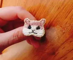 今月お値下げ中(*^^*)ちいさなハムスターの刺繍ブローチ