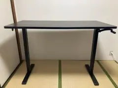 高さ調整可能な黒いデスク