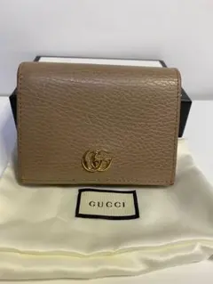 【美品】 グッチ 折り財布 GGマーモント ロゴ金具 レザー シボ革 ピンク