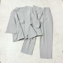 エーレスタイル　ノーカラーパンツスーツ　グレー