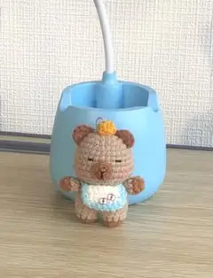 茶色と水色のカピバラのあみぐるみ