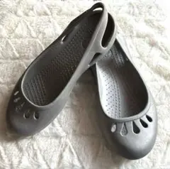 crocs クロックスマリンディフラットバレーシューズ グレー　W6 廃盤