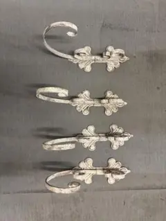 白い金属製ウォールフックセット 4個