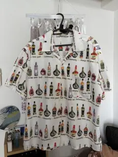 お酒の柄のシャツ