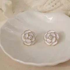 q97☆ヒット商品☆カメリア ピアス レディース 白色 アクセサリー☆536