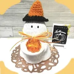 ナチュラルキッチンパンプキンを運ぶオレンジハットオバケ