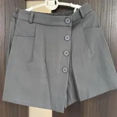 グレー ボタン付きショートパンツ