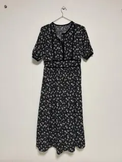 黒と白の花柄 半袖ワンピース