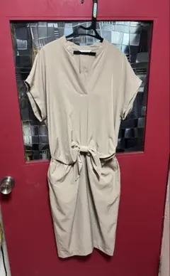 a.v.vベージュ 半袖 ひざ丈ワンピース