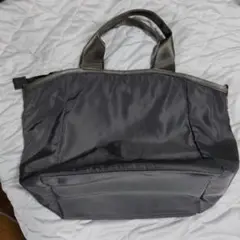 グレーのジッパー付きトートバッグ