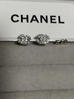 CHANEL クリスタルスタッドピアス