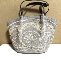 刺繍トートバッグ　グレー地に白の刺繍