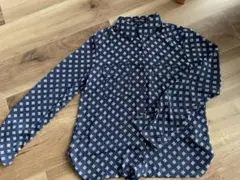 ネイビーに柄が入って、上品な華やかさのあるブラウスです。