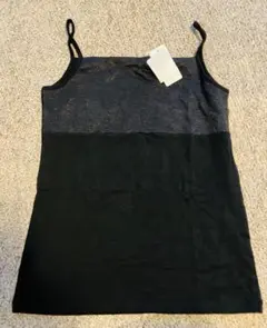 新しい黒のキャミソール