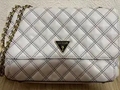 GUESS ホワイト キルティング ショルダーバッグ