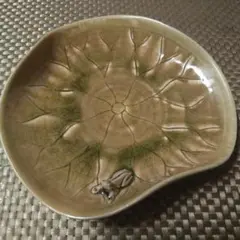 葉形状の立体カエル付き皿