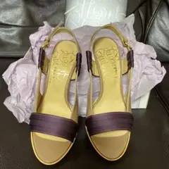 アトミックグリーンのサンダル