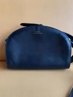 APC ハーフムーン ショルダーバッグ ブラック