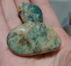 綺麗な発色！糸魚川産 翡翠に化ける石 リストベナイト 狐石