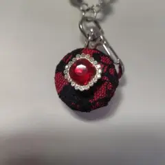 赤と黒の布製チャーム