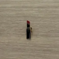 CHANEL rouge pin badge