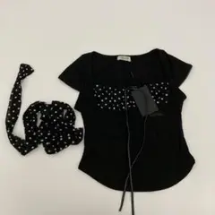 Hillda ドット柄フリル付き黒半袖Tシャツ