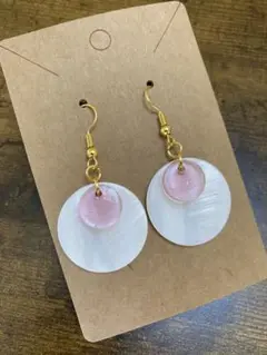 ホワイトシェルとピンクの円形ピアス