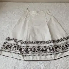 Aquascutum アクアスキュータム 刺繍 タックフレアスカート