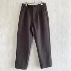 ダークグレー ストレートパンツ ウエスト後ろゴム　ストレッチ　タック　F