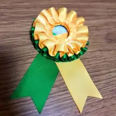 フリル付きロゼット 緑　黄色　ピンバッジ　りぼん　推し活　ハンドメイド