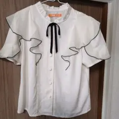 美品Fint フリルアイボリー半袖ブラウス
