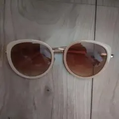 ベージュラウンド型サングラス