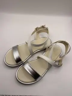 FLICKA ホワイトシルバーフラットサンダル クロスストラップ