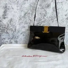 美品 フェラガモ ヴァラリボン エナメルショルダーバッグ ブラック