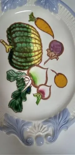 『野菜イラストの陶器製オーバルプレート、大皿。』中古品。